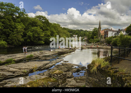 Llangollen, Wales, UK - 6. Juni 2014: Besucher genießen die viktorianischen Promenade und Fluss Dee in Llangollen, North Wales, Vereinigtes Königreich Stockfoto