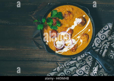 Malai Kofta ist ein Mughlai Spezialität Gericht mit tiefen gebratenen Paneer Kartoffelbällchen in gewürzten Zwiebel-Tomaten-Soße gegart. Stockfoto