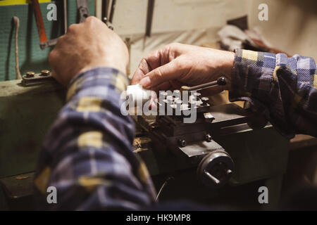 Hände des Mannes festhalten Drehbank Detail. Stockfoto