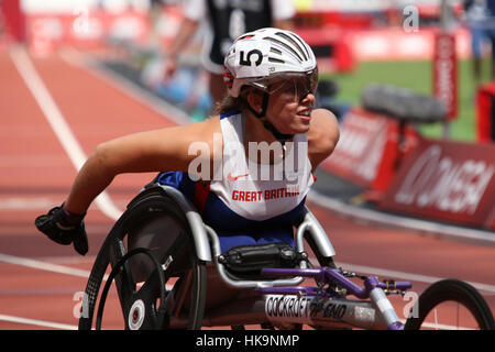 Hannah Cockroft feiert nach dem Gewinn der Frauen T34 100 Meter, 2016 Müller Jubiläum Spiele IPC Grand Prix Finale, Olympiastadion London, Stratford Stockfoto