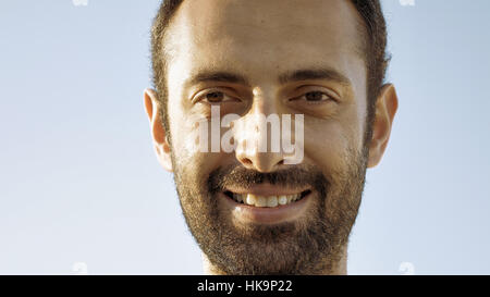 Fröhlicher Mensch mit Zähnen lächelt und nickt Kopf Stockfoto