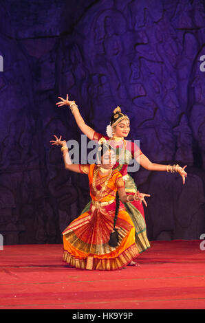 Schöne traditionelle und klassische Tänze und Formationen werden im jährlichen Tanz zu erleben - Festival in Mahabalipuram, südlich von Chennai. Stockfoto