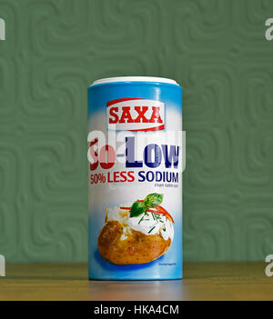 Karton der Saxa also-Low 50 % weniger Natriumsalz. Stockfoto