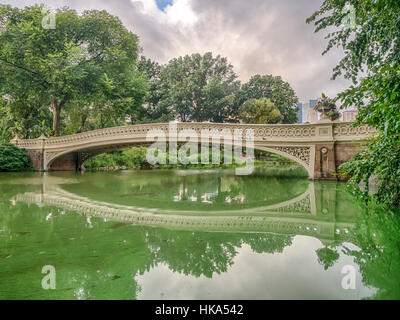 Der Bogen Brücke ist eine gusseiserne Brücke im Central Park, New York City, die über die See Stockfoto