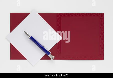 Grusskarte mit leerem Papier und Stift zu leeren "Close Up View, isoliert. Stockfoto