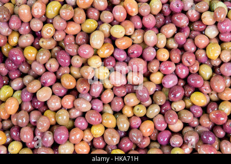Makro-Ansicht von Oliven als Hintergrund im Gewürzbasar, Istanbul, Türkei Stockfoto