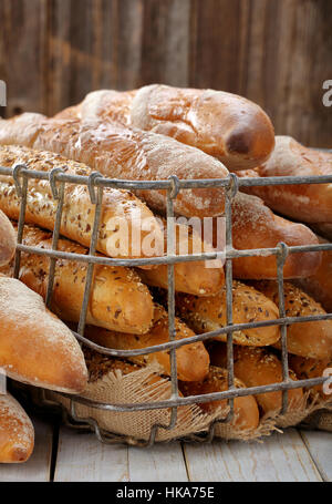 Französische Baguettes im Metallkorb in Bäckerei Stockfoto