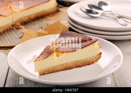 Käsekuchen-Slice auf hölzernen Hintergrund Stockfoto