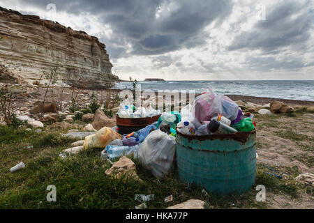 Müll am Strand und mit Blick auf Kap Drepano und Geronisos Insel, in der Nähe von Pegeia, Zypern Stockfoto