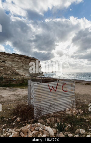 Rustikale WC am Strand in der Nähe von Cape Drepano, Agios Georgios, Zypern Stockfoto