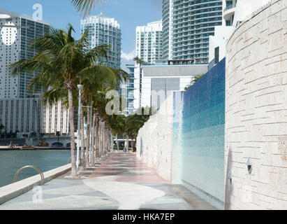Der Blick auf Miami Riverwalk mit Innenstadt von Wolkenkratzern im Hintergrund (Florida). Stockfoto