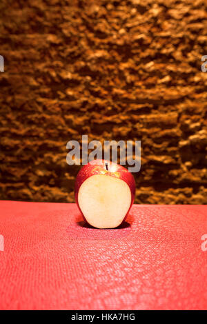 In Scheiben geschnittenen Apfel auf einem roten Tisch. Stockfoto