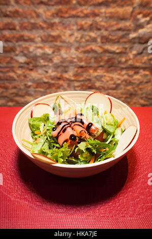 Geräucherter Lachs Salat. Stockfoto