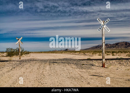 Eisenbahn Kreuzung, Cadiz Straße, Schiff Bergen in Ferne, Mojave-Wüste, Mojave Trails Nationaldenkmal, Kalifornien, USA Stockfoto