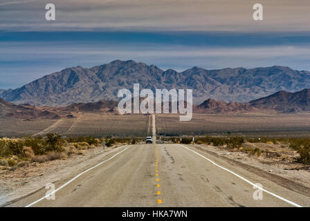 Route 66, Old National Trail Highway, Mojave Trails National Monument, toten Berge in Dist, in der Nähe von Chambless, Kalifornien, USA Stockfoto