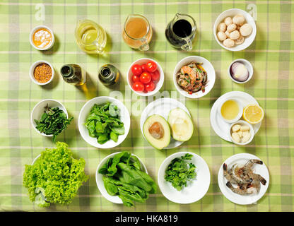Zutaten für Salat auf Tisch Stockfoto
