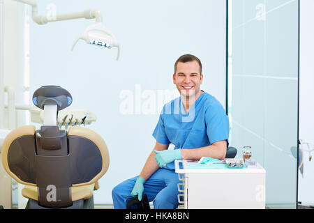 Zahnarzt lächelnder Mann sitzen im Büro Stockfoto