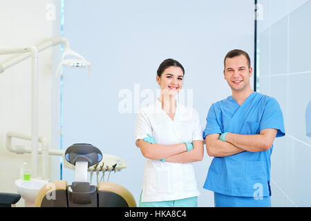 Zahnarzt männliche und Assistent Frauen am Arbeitsplatz einer Zahnarztpraxis Stockfoto