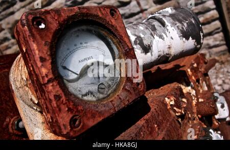 Rusty industrielle Ampere Meter verschrottet in einem stillgelegten Bergwerk Hof In Wales Stockfoto