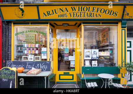 Die arjuna Vollwertkost Shop in Mill Road, Camden, Cambridge, einen Bereich, in dem die unabhängige Geschäfte und Restaurants. Stockfoto