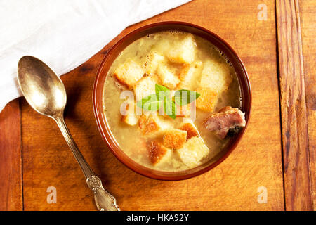 Leckere Erbsensuppe mit geräucherten Rippchen und croutons Stockfoto