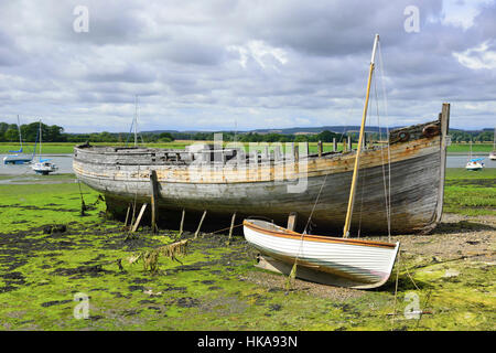 Alten, verlassenen und verfallenen Boot auf dem Vorland bei Dell Quay, Chichester Harbour, West Sussex, England, Großbritannien Stockfoto