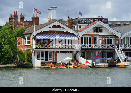 Riverside Häuser in Henley-on-Thames während der henley Royal Regatta (Rudern), Henley-on-Thames, Oxfordshire, England, Großbritannien Stockfoto