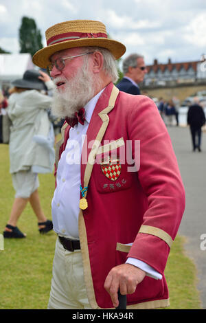 Mann mit roten rudern Blazer ständigen Chatten am Flussufer am Henley Royal Regatta, Henley-on-Thames, England, Großbritannien Stockfoto