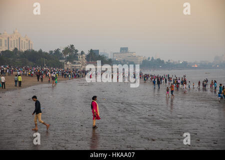 Sonnenuntergang am Chowpatty Beach, Mumbai (Bombay), Indien. Stockfoto