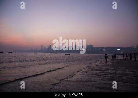 Sonnenuntergang am Chowpatty Beach, Mumbai (Bombay), Indien. Stockfoto