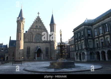 Binnenhof Platz mit Ridderzaal (Halle der Ritter) auf das 13. Jahrhundert Binnenhof in den Haag, Niederlande. Sitz der Regierung Stockfoto