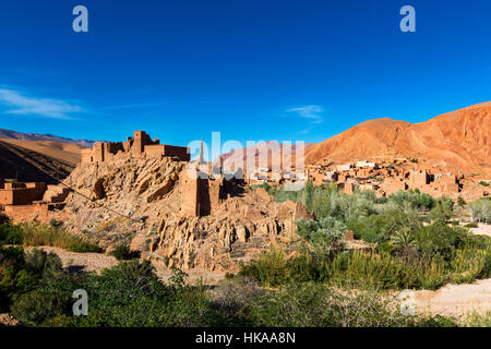 Blick auf die Kasbah Ait Ali und Dorf in der Dades Schlucht, Marokko Stockfoto