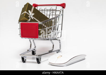 Warenkorb mit Geschenk und Computer-Maus isoliert auf weiss Stockfoto