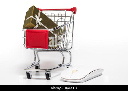 Warenkorb mit Geschenk und Computer-Maus isoliert auf weiss Stockfoto