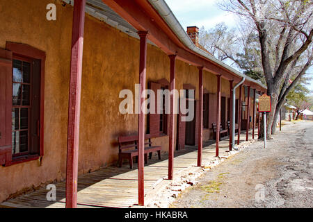 Suchen Sie auf der Straße in Lincoln, New Mexico, Website des berühmten Lincoln County War und Billy die berüchtigten Aktivitäten für Kinder. Stockfoto