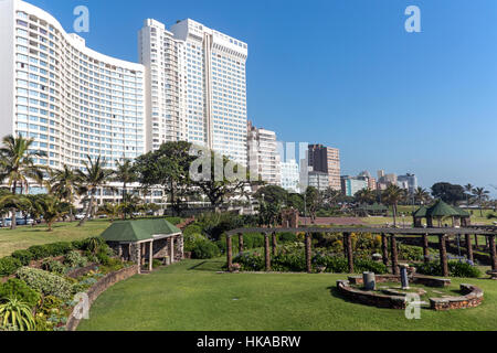 Versunkene botanischen Garten gegen die Skyline der Stadt am Golden Mile Strand in Durban, Südafrika Stockfoto