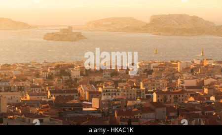 Der Schein der untergehenden Sonne wäscht über das Mittelmeer und Château d Weg von der Küste von Marseille im Süden Frankreichs. Stockfoto