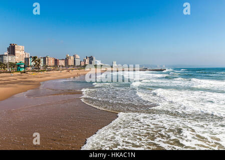 Meer und Strand leer am frühen Morgen gegen Stadt Skyline und blauer Himmel in Durban, Südafrika Stockfoto