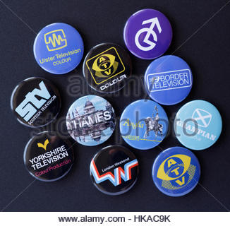 Alten UK TV-Regionalgesellschaft Logos auf Pin Badge Stockfoto