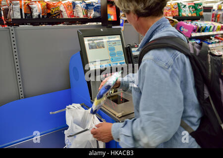 Frau Kunde mit Self-Service-Check-out im SB-Warenhaus Stockfoto