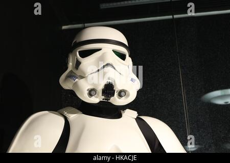 Stormtrooper Schuss in den Kopf, in das Fenster des Bentalls shopping center, Kingston-upon-Thames, London. Dezember 2016 Stockfoto