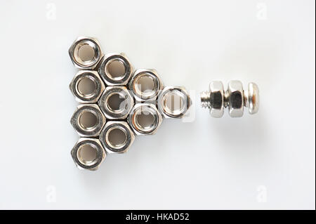 Schrauben und Muttern Orginazed auf weißem Hintergrund Stockfoto