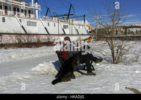 Paar genießt die Aussicht des Kluane National Park, spät am Tag, Haines Junction, Yukon Stockfoto