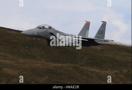 US-Air Force F-15E Strike Eagle Flugzeuge, niedrig fliegen in Wales, UK. Stockfoto