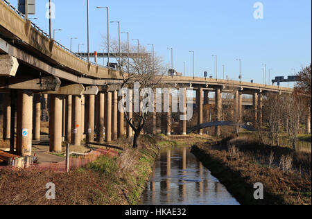 Fluss Tame fließt neben Spaghetti Junction in Birmingham, Großbritannien. Stockfoto