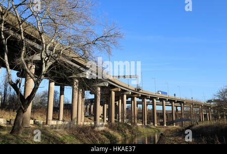 Erhöhten Abschnitt der Straße, Autobahnkreuz, Birmingham, Vereinigtes Königreich. Stockfoto