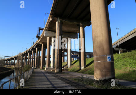 Fußweg unter Autobahnkreuz, Birmingham, Vereinigtes Königreich. Stockfoto