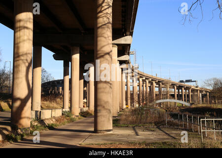 Riverside Fußweg unter Spaghetti Junction, Aston, Birmingham, Vereinigtes Königreich. Stockfoto