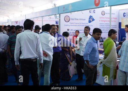 HYDERABAD, Indien - Januar 19,2017 Besucher im Digi Dhan Mela Volkspartei Plaza in Hyderabad Stockfoto