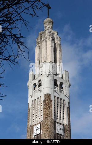 Glockenturm der Kirche Saint-Louis. Villemomble. Stockfoto